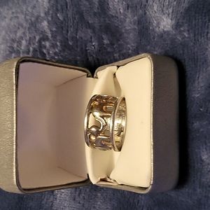 Elephant ring, tail to taiĺ.